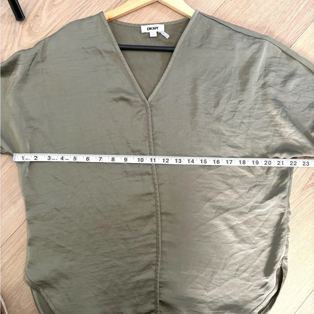 DKNY Olive Green V-Neck Satin Blouse Short Sleeve Size Small